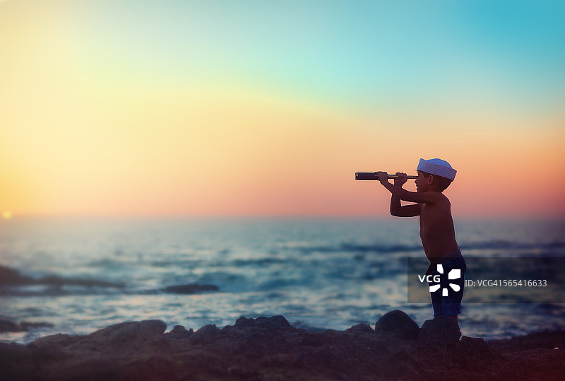 侦探玻璃-小男孩水手图片素材