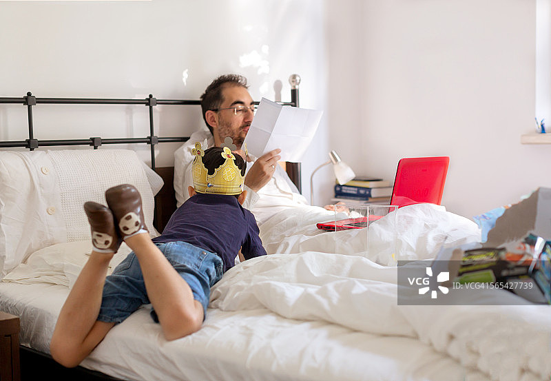 父子阅读新玩具的使用手册图片素材