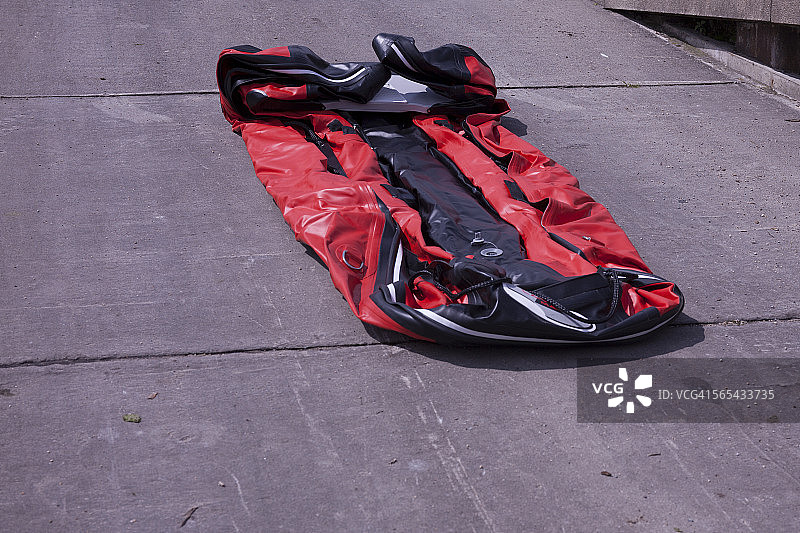 湖岸边的充气摩托艇图片素材