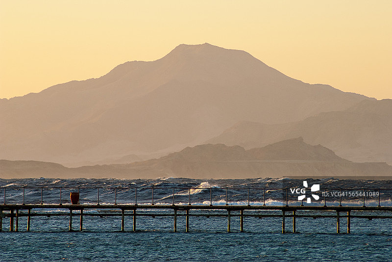 两个世界图片素材