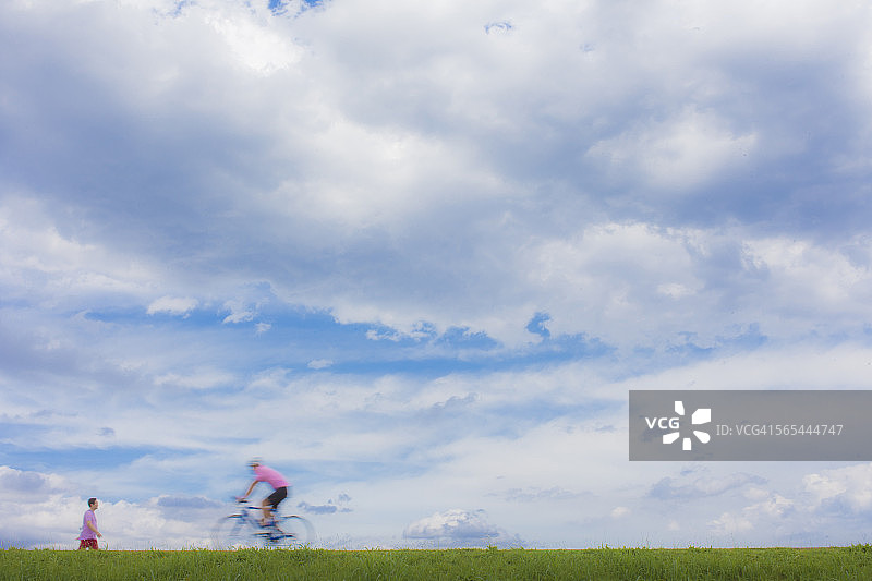 河岸边的路人图片素材