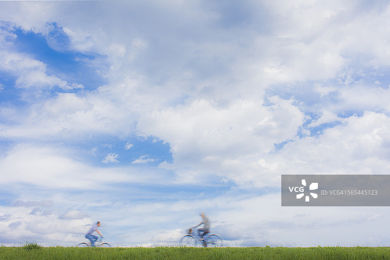 河岸边的路人图片素材