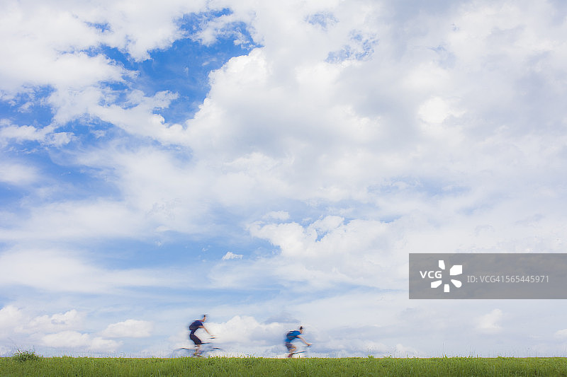 河岸边的路人图片素材