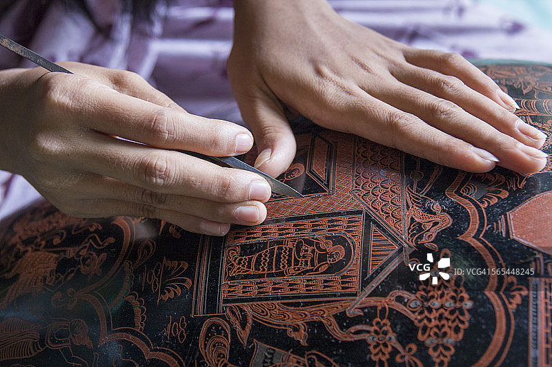 在漆器花瓶上雕刻东方图案图片素材