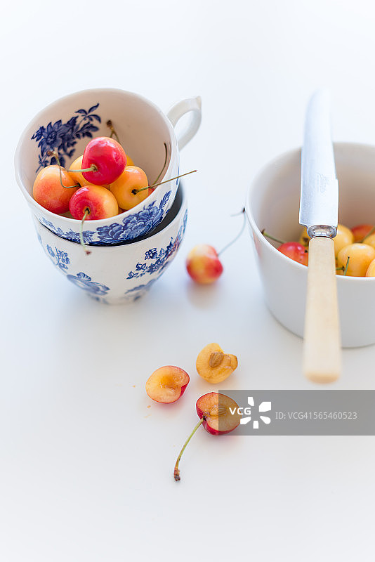 复古杯中的雷尼尔樱桃图片素材