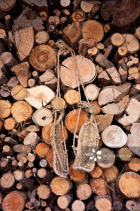 悬挂的草鞋图片素材