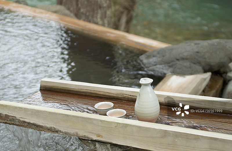 热水中的清酒瓶图片素材