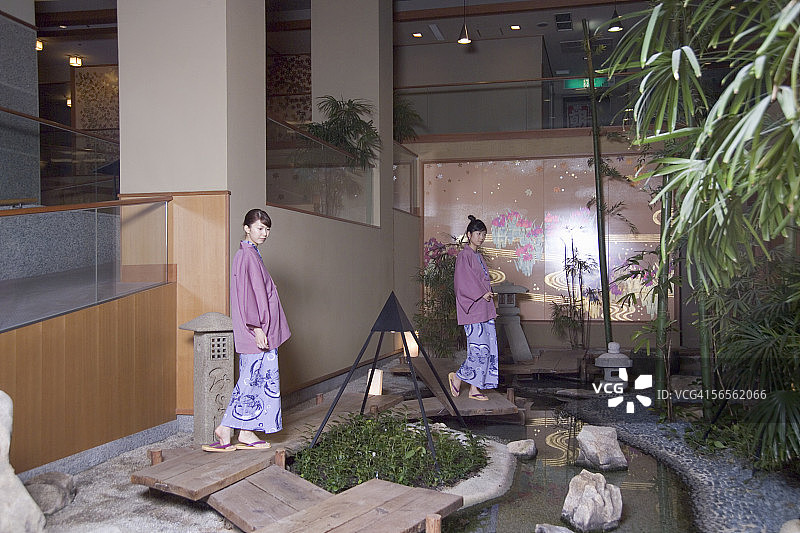 身穿浴衣的两名年轻女子图片素材