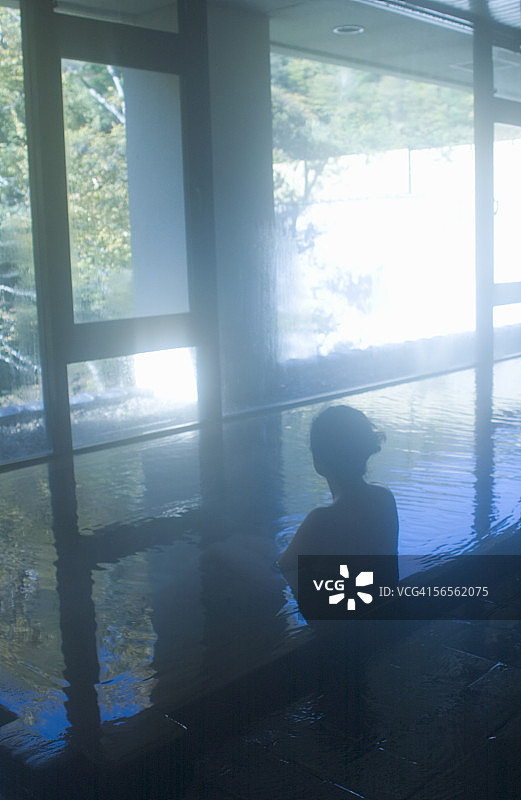 在温泉中沐浴的年轻女子图片素材