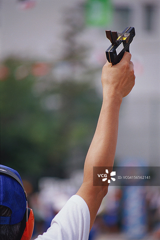 男人在学校运动会拿着发令枪图片素材