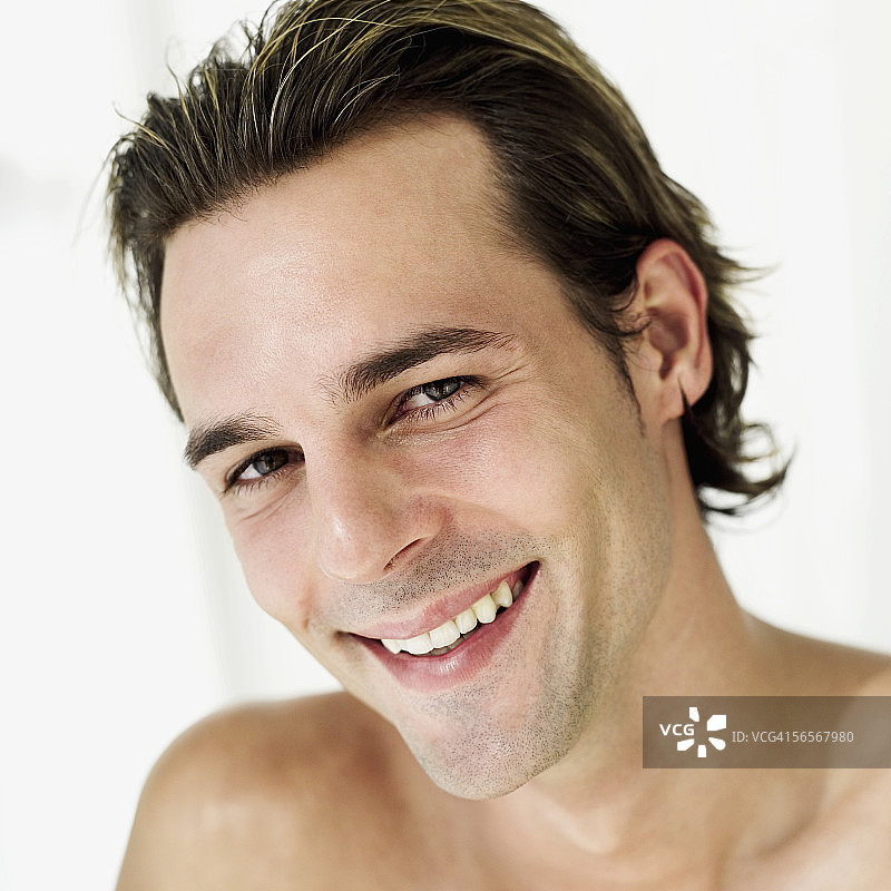 微笑的年轻男人肖像图片素材