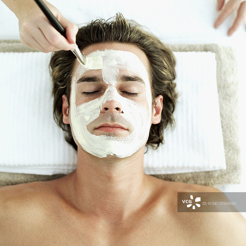 高角度拍摄：中年男子面部护理图片素材