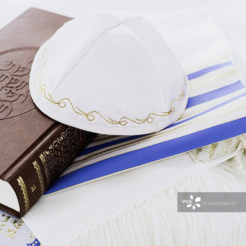 特写：塔木德上的犹太小圆帽图片素材