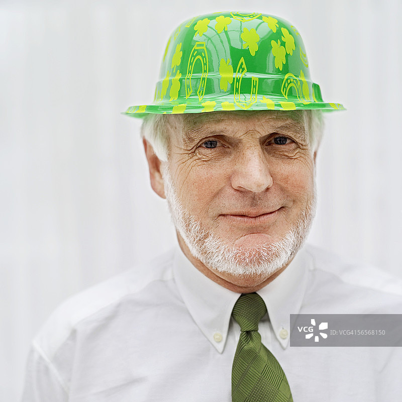 打扮成绿矮妖精的老年男人肖像图片素材