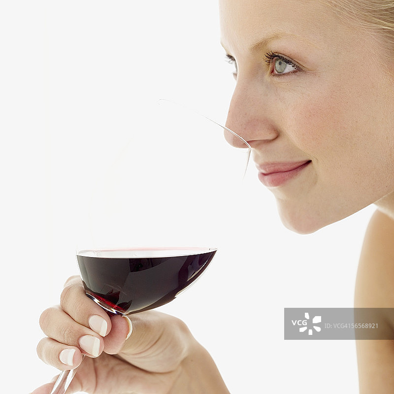 年轻女人手持一杯红酒的特写镜头图片素材