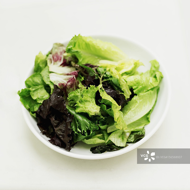 一碗新鲜沙拉特写图片素材