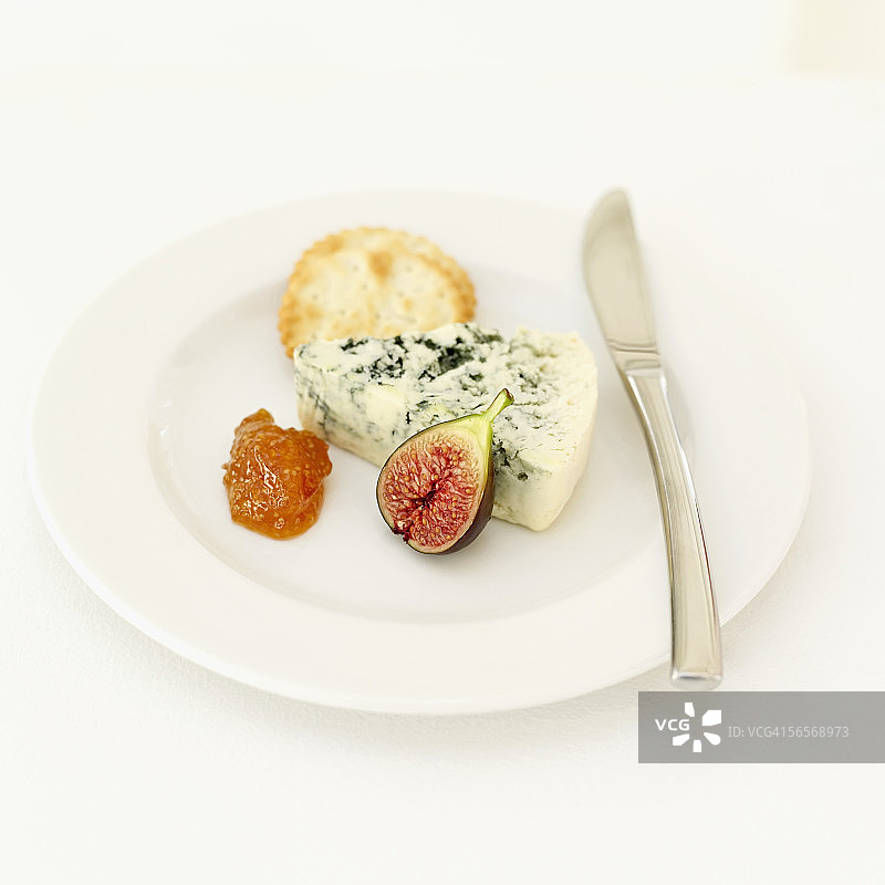 奶酪刀与饼干水果拼盘图片素材