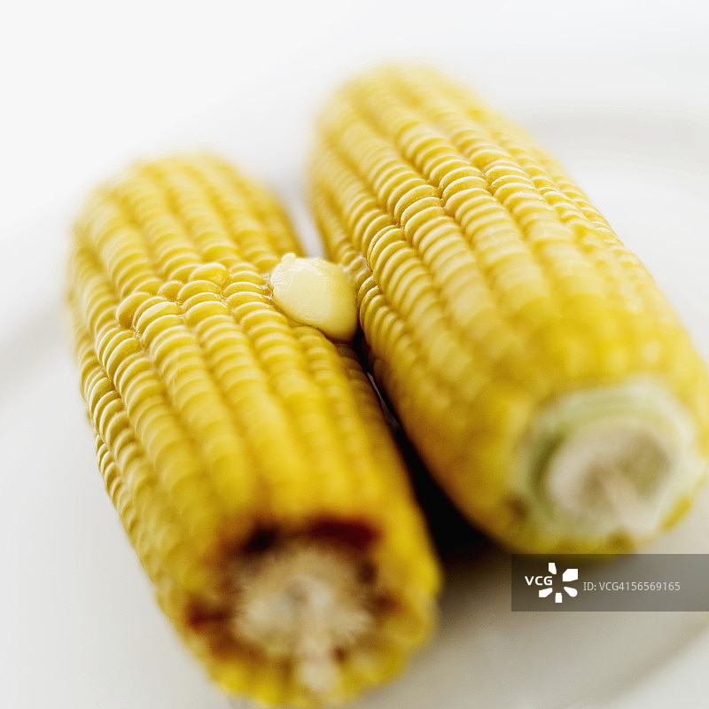 涂有黄油的玉米棒特写图片素材