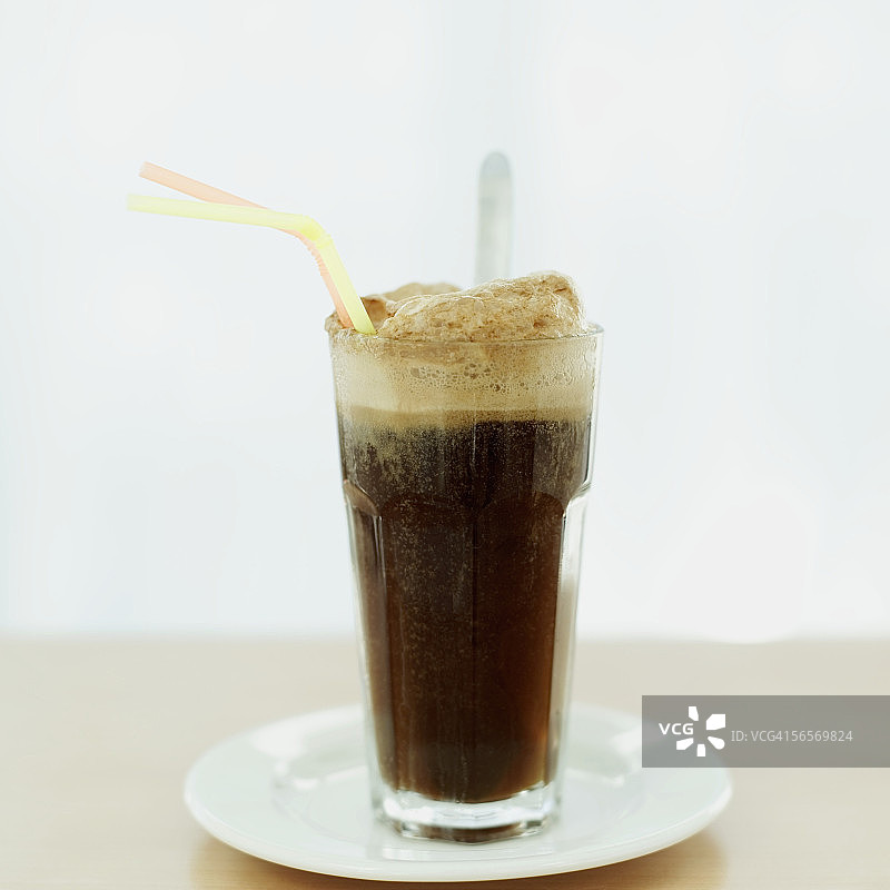 盘子里一杯可乐的特写图片素材