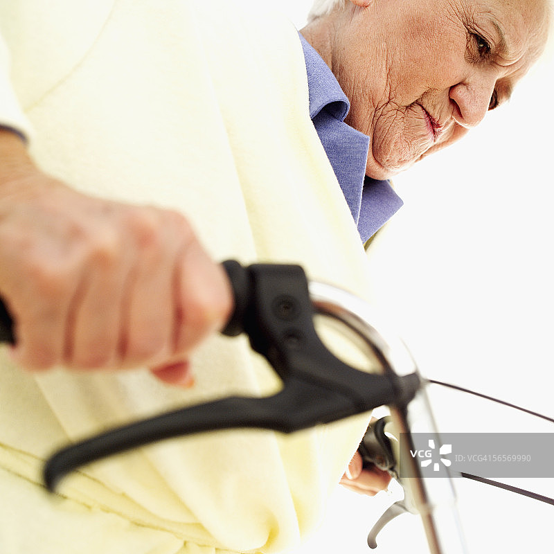 仰视：手持助行器的年长妇女图片素材