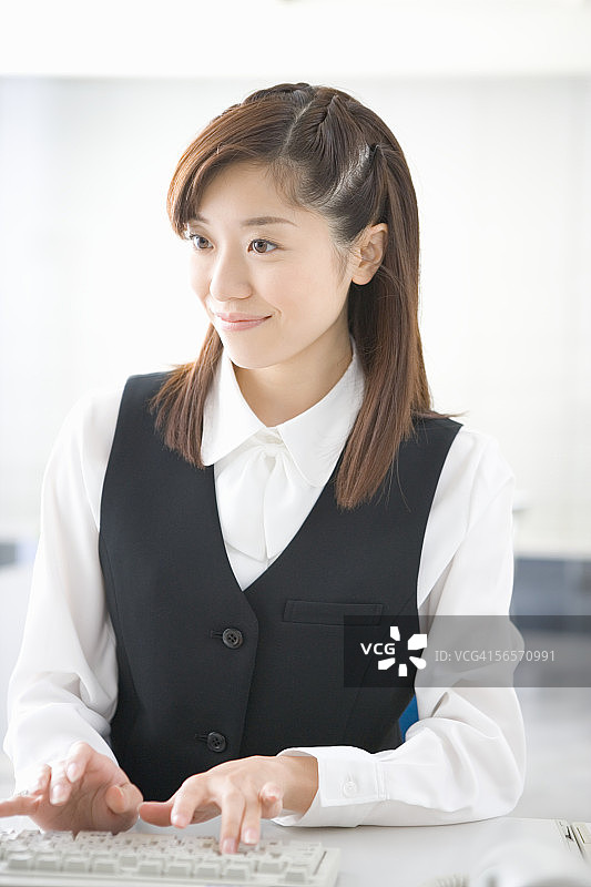年轻女人打字图片素材