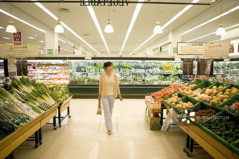 年轻女子在超市购物图片素材