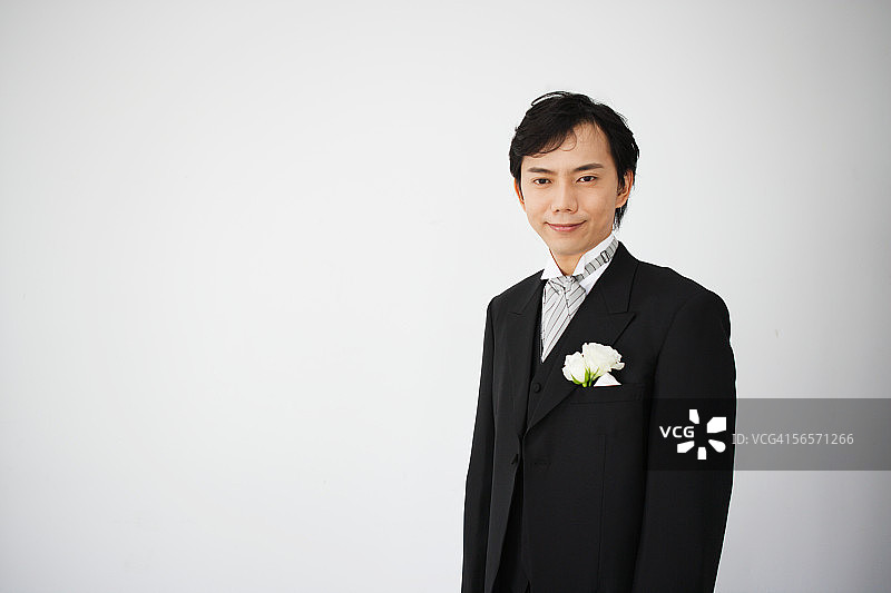 新郎看着镜头图片素材