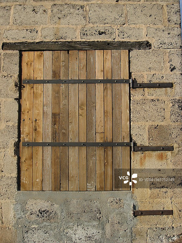 法国弗勒里的木制百叶窗窗户图片素材