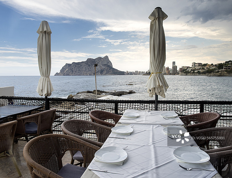 海边户外用餐的餐桌图片素材
