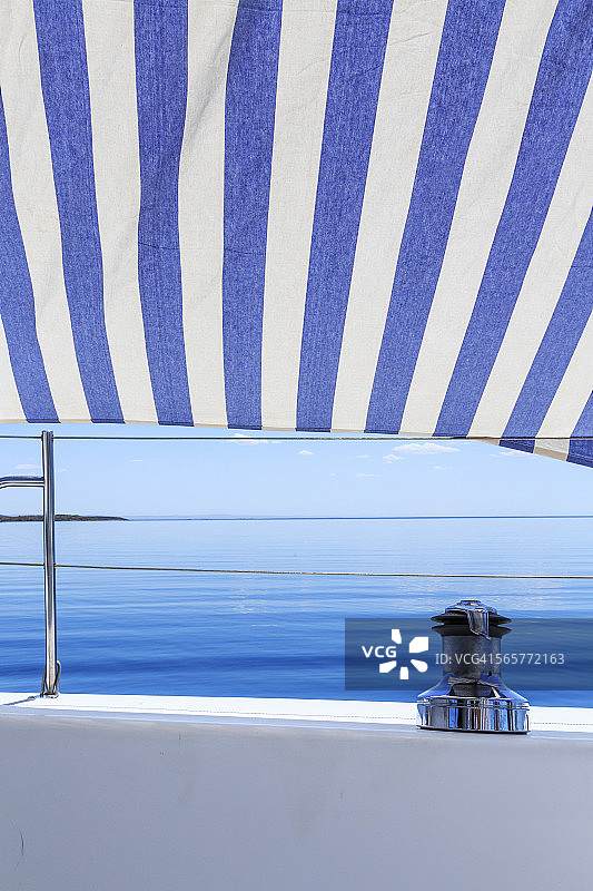 游艇侧面的平静海面图片素材