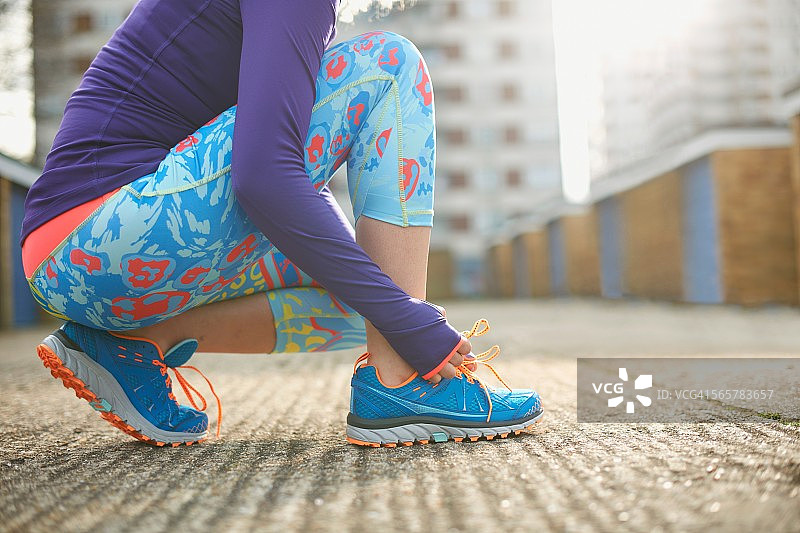 系运动鞋带的女子局部视图图片素材