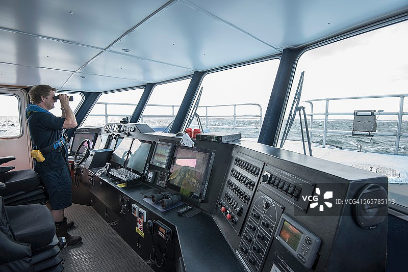 在海洋研究船舰桥上的船长图片素材