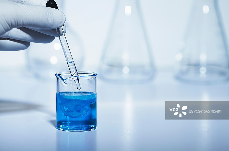 将碳酸钠移液至硫酸铜。两种溶液浓度均为0.5 M。铜(ⅱ)碳酸盐沉淀形成结果:CuSO4 + Na2CO3 -> CuCO3 + Na2SO4。双置换反应图片素材