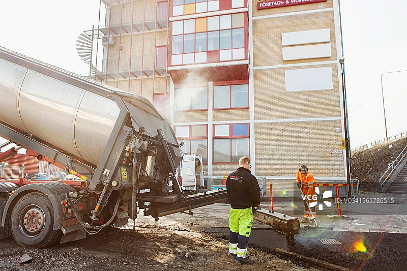 道路施工现场的铺路工人图片素材