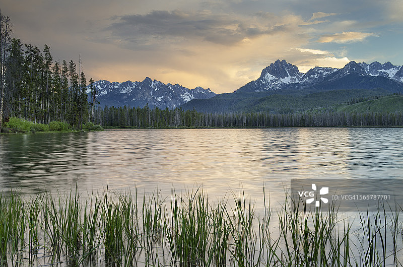 锯齿山脉爱达荷州的小红鱼湖图片素材