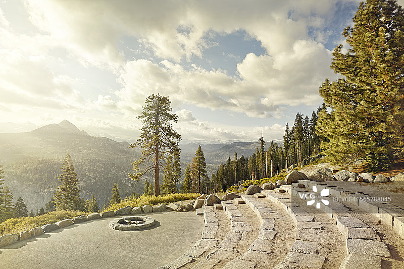 礼堂和带自然环境的消防坑图片素材