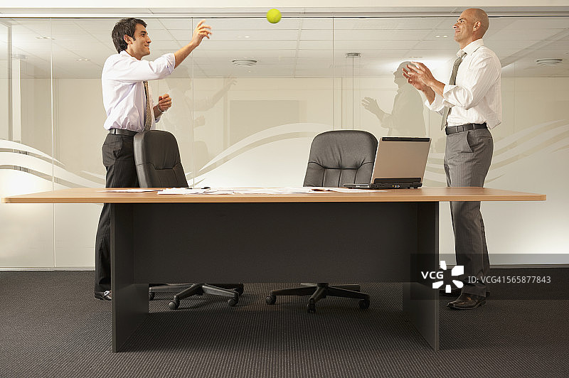 在办公室玩捉迷藏的商人图片素材