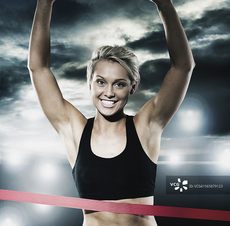 冲过终点线的白人赛跑者图片素材