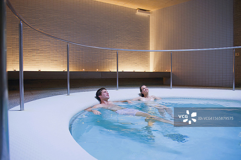 情侣在水疗池中放松图片素材