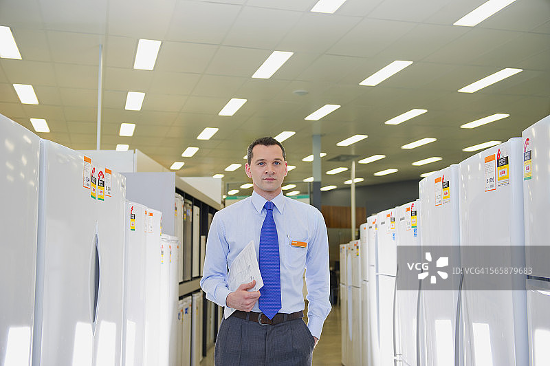 西班牙裔销售员站在厨房电器店里图片素材