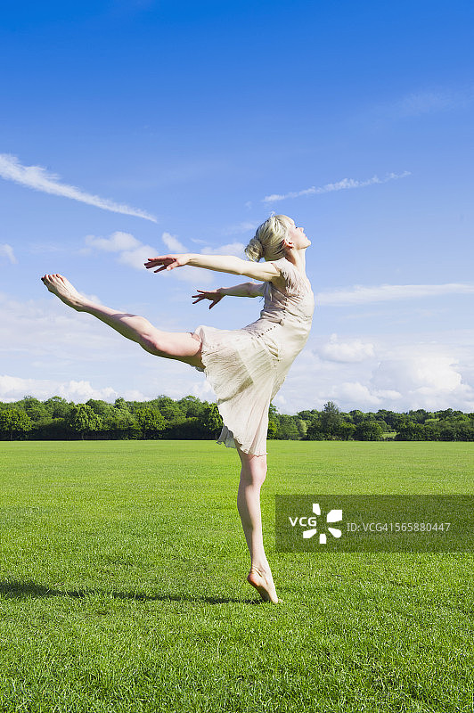 在田野里跳舞的白人芭蕾舞演员图片素材