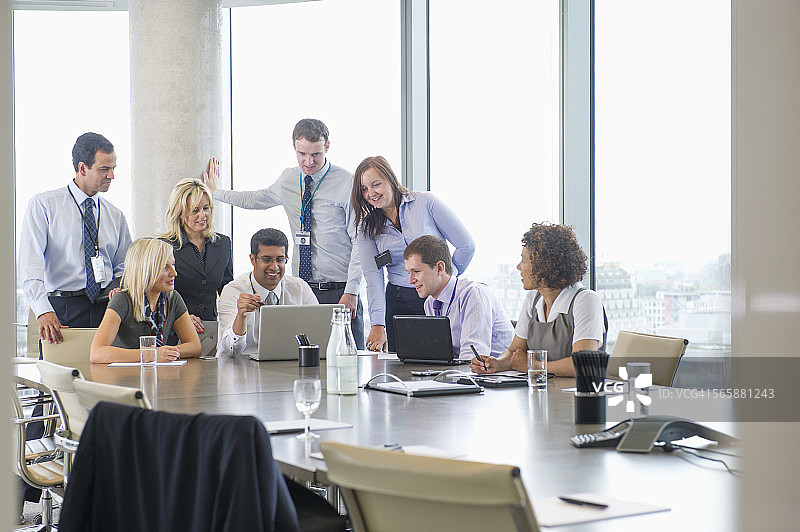 商务人士在办公室会议中使用笔记本电脑图片素材