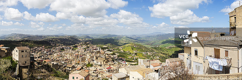 恩纳山坡上的城市景观全景，恩纳，西西里岛图片素材
