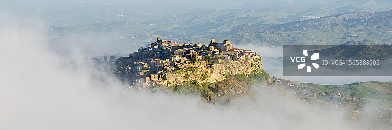 西西里岛恩纳多雾的乡村景观中卡拉西贝塔航拍图片素材