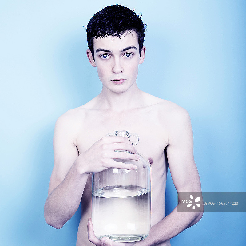 向河流引水图片素材