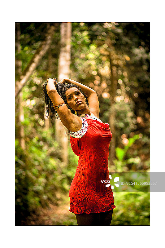 一位穿着红衣服的巴西卡波克拉女人图片素材