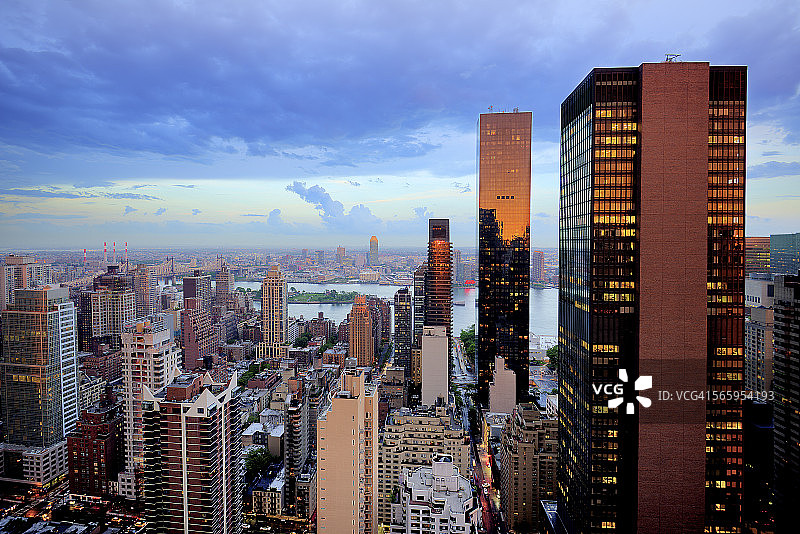 暴风雨中的城市图片素材