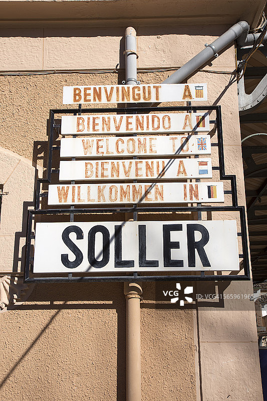 索列尔有轨电车站的欢迎标牌图片素材