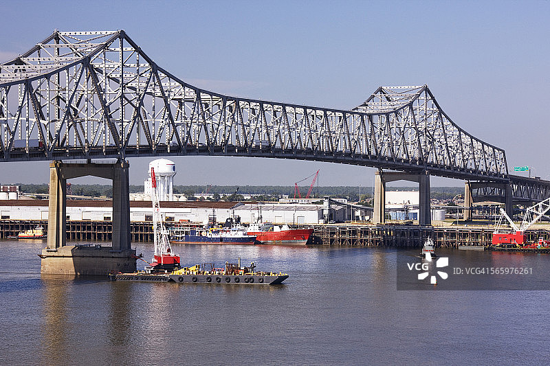 美国路易斯安那州巴吞鲁日河上驳船桥图片素材