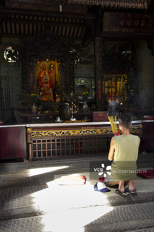 在天后寺宝塔内祈祷的男人图片素材